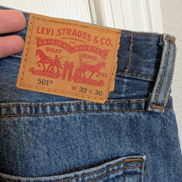 Iconic Levi's Stonewash Button Fly Jeans | 32 W x 30 L | Barely worn - Picture 2 of 13